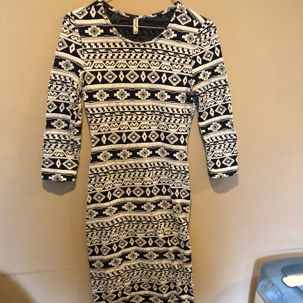 (S) Mid-length Quarter Sleeve Bodycon Aztec dress